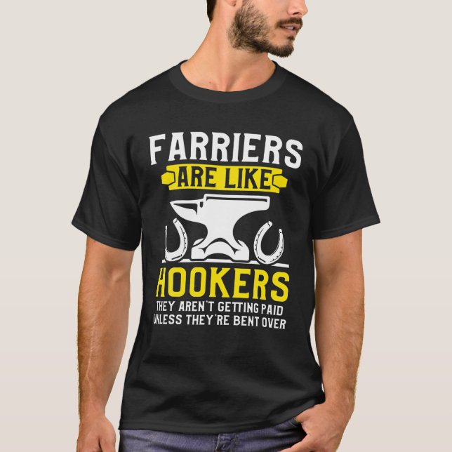 Farrier Bent Horseshoe Hoof Trimming Equine Shoein T Shirt (Framsida)