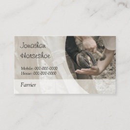 Farrier som spikar en sko på en klöv visitkort