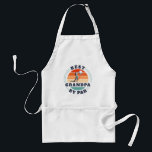 Fars dag Golfing Grandpa Retro Anpassningsbar Förkläde<br><div class="desc">Retro Best Grandpa By Par-design som du kan anpassa för alla särskilda tillfällen,  inklusive Fars dag,  Grandparent Day eller Grandfather's born. Texten "GRANDPA" kan anpassas med vilken pappa-kontrollant som helst genom att klicka på "Anpassa" ovan. Kan även dubbla som företagsbyte om du lägger till din logotyp</div>