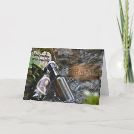 Fars dag-kort med öl flaskor i en ström kort