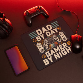 Fars dag Pappa efter dagspatent (gamer) på natten Musmatta