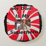 Fars dag, superhjälten Round Pillow Rund Kudde<br><div class="desc">Fars dag-rundans kudde,  min pappa är min superhjälte. Svart,  röd och vit. Anpassa kudden till pappa med ditt foto.</div>