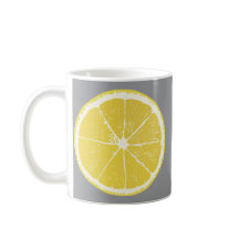 Färsk citronskiva på modern grå mugg