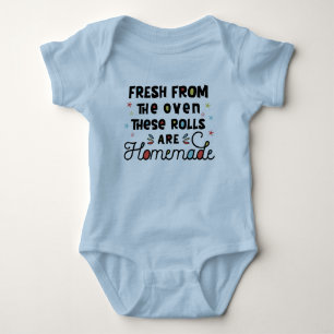 Färsk från ugnen är dessa rullar hemgjorda t shirt