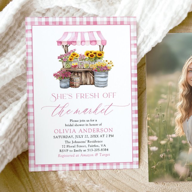 Färsk Möhippa på marknaden för jordbrukare Inbjudningar (Modern Watercolor Pink Gingham Fresh Off The Market Farmers Market Bridal Shower Invitation)