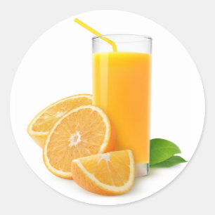 Färsk saft av orange i ett glas runt klistermärke