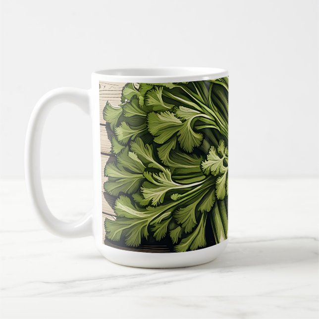 Färsk selleriknippe på trä kaffemugg (Vänster)