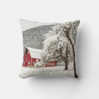 Färsk snö på röd lada