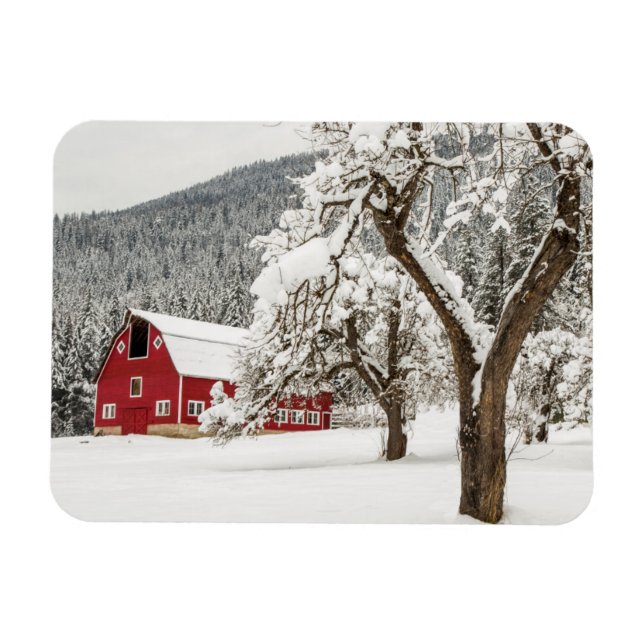 Färsk snö på röd lada magnet (Horisontell)