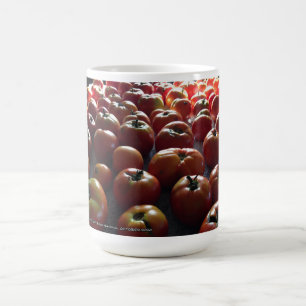 Färsk tomater Flower-samling på en Kaffemugg