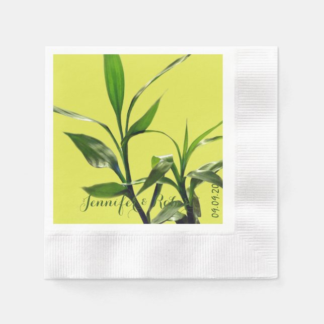 Färsk, tursam bamboo grönt löv i grönt pappersservett (Framsidan)