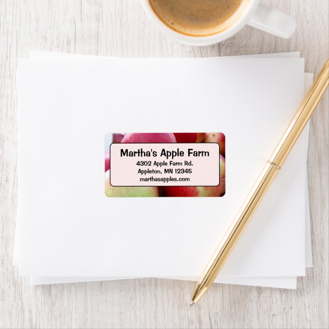 Färska äpplen i Basket på Adress på jordbruksmarkn Adressetikett (Insitu)