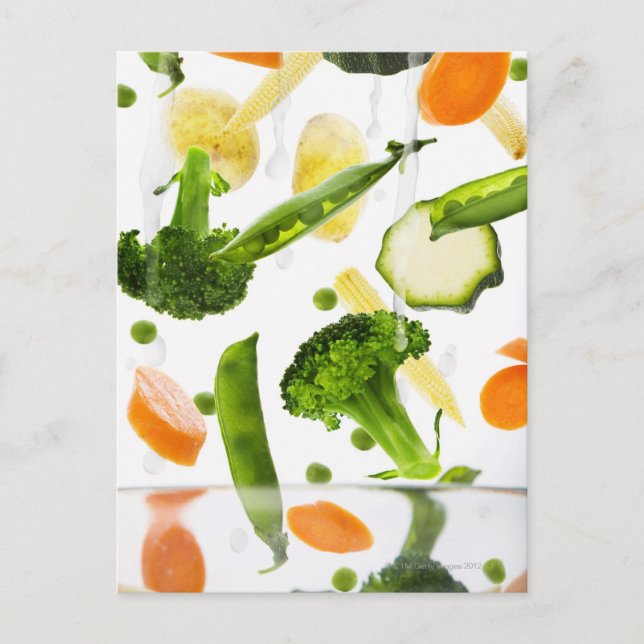 Färska grönsaker med vatten som faller i en skål vykort (Framsida)