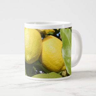 Färska gula citroner på ett träd jumbo mugg