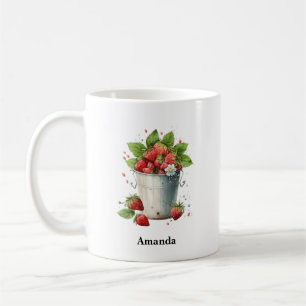 Färska Plockade jordgubbar i en Bucket Kaffemugg