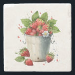 Färska Plockade jordgubbar i en Bucket Stenunderlägg<br><div class="desc">En sten underlägg med en summerisk bild av ett gäng jordgubbar som flödar över i en hink.</div>