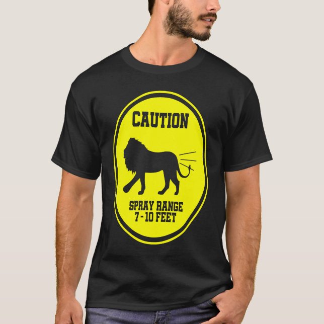 Farting Lion Caution Spray Area Warning Sign T Shirt (Framsida)