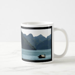 Fartyg i den Halong fjärden Kaffemugg