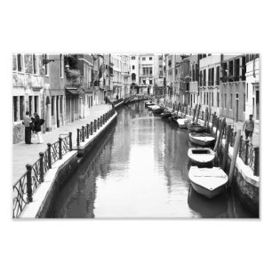 Fartyg längs en kanal i den italienska staden av fototryck