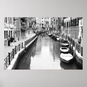 Fartyg längs en kanal i den italienska staden av poster