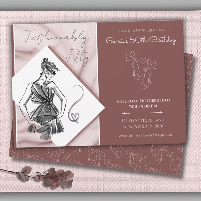 Fashionably Fifty Chic Couture 50-årsfirande Inbjudningar (Chic Fashionably Fifty birthday invitation featuring couture sketches and a stiletto heel pattern.)