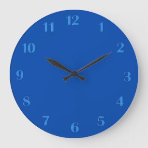 Fast koboltblått med blå väggklocka med blå siffro