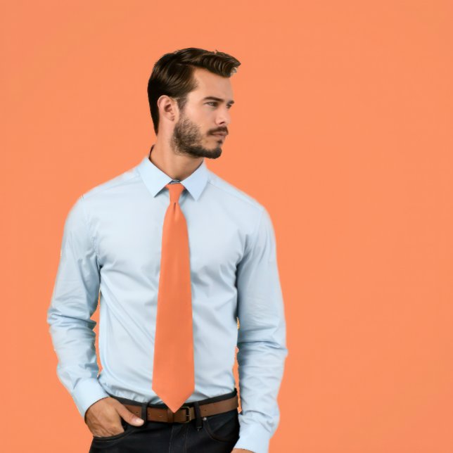 Fast koralltid slips (Man wears a solid Salmon color necktie.)