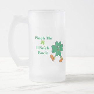 Fäst mig, jag klämmer tillbaka på en. frostat ölglas