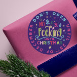 Fästande Roligt och färgstark, ingen peekning förr Runt Klistermärke<br><div class="desc">Skydda din Julklapp från dina snikliga peekers med vår roligt, vita och färgstarka "Ingen peeking förrän jul"-klistermärken. Designen har olika roligt och fet typografisk typografi för att skapa en roligt. Ljusa färger av , nyp, gröntar, blues och faux guld accents mot en mörk marin blå bakgrund skapar en fångstdesign för...</div>