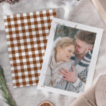 Fästfoto för MALT OCH MARKERAT Skripttypografi Julkort<br><div class="desc">Fira din första jul som nyfödda med detta vackert designade Merry & Married Script Typography Play Photo Card, med en intim fotolayout och en snyggt salterad karamel och vit buffelbaksida. Perfekt för att skicka varmt önskemål till familj och vänner, det här kortet fångar elegansen i ett speciellt ögonblick och glädjen...</div>