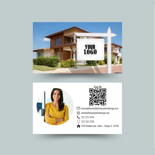 Fastighetsproffs Foto QR-kod Visitkort (Modern realtor business card with photo, logo, QR code, and real estate sign graphic.)