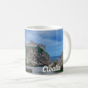 Fästmurar, klippt kusten och hav i Kroatien Kaffemugg