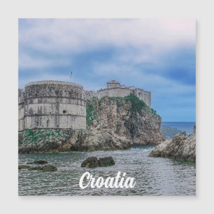 Fästningsmurar, klippig kust och hav i Kroatien Ma