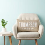 Fastställt datum för familjen Rustic Burlap Namn Lumbarkudde<br><div class="desc">Rustic Burlap Graphic Family Namn Pillow med anpassade bröllop-årsmall.</div>