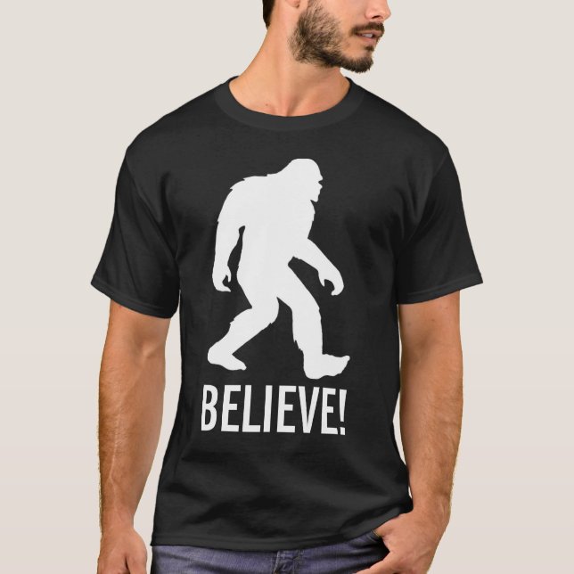 Fatch, Sasquatch, Bigfoot tror på det! T-Shirt (Framsida)