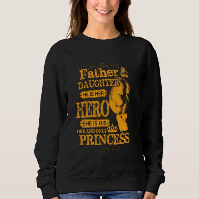 Father Daughter He is Her Hero She s His One & onl T Shirt (Framsida)