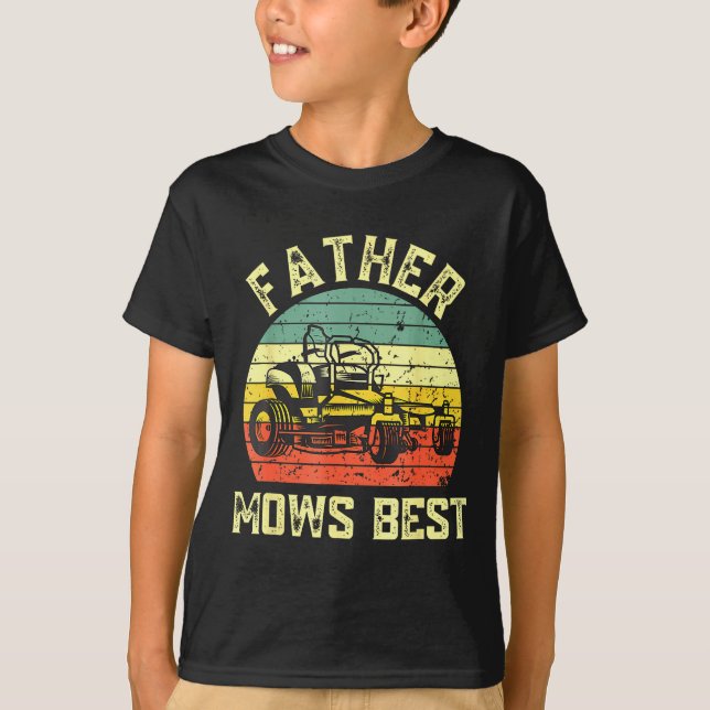 Father Mows Funny Fathers Day Dad Jokes Lawn Mowin T Shirt (Framsida)