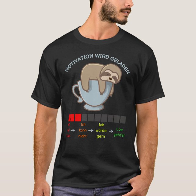 Faultier auf Kaffeetasse - Motivation wird geladen T Shirt (Framsida)