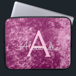 Faux Burgundy Lila Velvet Mönster Monogram Laptop Fodral<br><div class="desc">Faux Burgundy Lila Velvet Mönster Monogram bärbar dator Fodral. Fodral kan anpassas så att det omfattar ditt första och första namn. Om du vill matcha artiklar kontaktar du designern.</div>