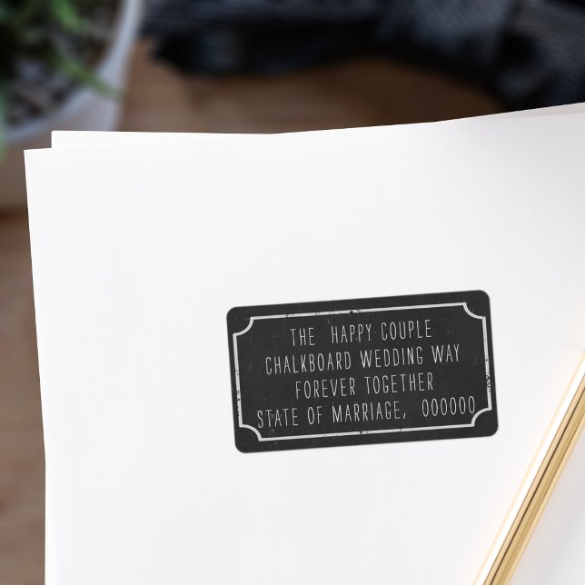Faux Chalkboard Stil Adressetiketter (Add your name and address to these rustic black and white chalkboard style labels)