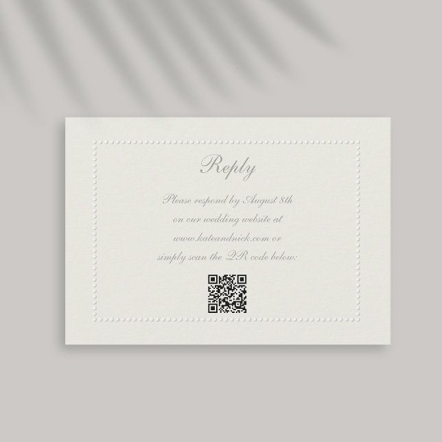 Faux Embossed Beaded Ram Ecru Reply Bröllop QR OSA Kort (formal wedding reply card qr code response faux embossed beaded frame ecru linen classic)