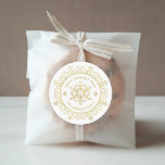 Faux Foil Ram Personlig Juletiketters Runt Klistermärke<br><div class="desc">personlig med anpassningsbar tryckt runt helgdag presentmärken för märkre med God jul-meddelande och namn eller annan anpassningsbar. Den här chicen har ett ornerat geometriskt snöflingformat ram med ett utseende av faux guld foil. Använda designen verktyg om du vill välja valfri bakgrund färg, redigera texten typsnitt och färger eller ladda upp...</div>