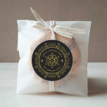Faux Foil Ram Personlig Juletiketters Runt Klistermärke<br><div class="desc">personlig med anpassningsbar tryckt runt helgdag presentmärken för märkre med God jul-meddelande och namn eller annan anpassningsbar. Den här chicen har ett ornerat geometriskt snöflingformat ram med ett utseende av faux guld foil. Använda designen verktyg om du vill välja valfri bakgrund färg, redigera texten typsnitt och färger eller ladda upp...</div>