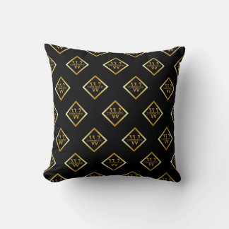 Faux Gold Axis Monogram – Black & Gold Kudde