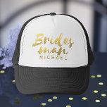 Faux Gold Foil Bridesman Bröllop Truckerkeps<br><div class="desc">Lägg till namn till den här svarta och vita truckerkepsen. Det är ett bra tack för att du är den bästa brudgummen du någonsin haft i bröllop. Och han kommer att känna en del av din bridstam. Fabulös faux foil! Det är en tryckt visuell effekt och kommer aldrig att blinka...</div>