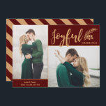 Faux Gold Foil Elegant Hälsning Photo | Maron Julkort<br><div class="desc">Det här vackra Hälsning 2-fotokortet har snyggt typografi, läsning, "Glatt HÄLSNING" i faux guld-folie över en maronröd bakgrund. En gräs-sprit med bär tillför en festlig beröring. Kortets baksida innehåller samordning av guld rand över en maronbakgrund (färg kan anpassas om så önskas). Kontakta mig (Tracey) på orabellarprints@outlook.com för konstruktions- eller produktfrågor....</div>