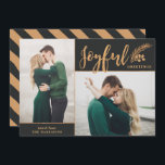 Faux Gold Foil Elegant Hälsning Photo | Svart Julkort<br><div class="desc">Det här vackra Hälsning 2-fotokortet har snyggt typografi, läsning, "Glatt HÄLSNING" i faux guld-folie över en muterad svart bakgrund. En gräs-sprit med bär tillför en festlig beröring. Kortets baksida innehåller koordinering av guld rand över en muterad svart bakgrund (färg kan anpassas om så önskas). Kontakta mig (Tracey) på orabellarprints@outlook.com för...</div>