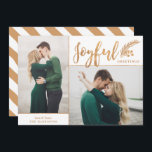Faux Gold Foil Elegant Hälsning Photo | Vit Julkort<br><div class="desc">Det här vackra Hälsning 2-fotokortet har snyggt typografi, läsning, "Glatt HÄLSNING" i faux guld-folie över en vit bakgrund. En gräs-sprit med bär tillför en festlig beröring. Kortets baksida innehåller koordinering av guld rand mot en vit bakgrund (färg kan anpassas om så önskas). Kontakta mig (Tracey) på orabellarprints@outlook.com för konstruktions- eller...</div>