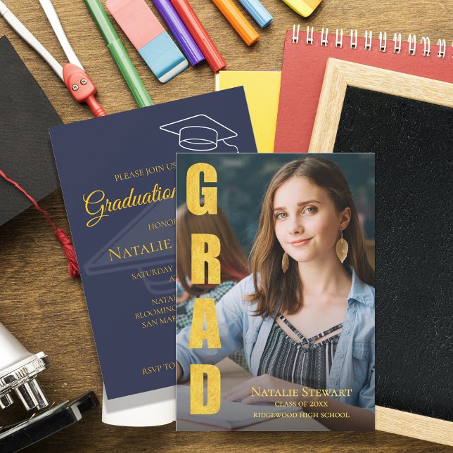 Faux Gold GRAD Photo Class 2026 Graduation Party Inbjudningar (Modern Faux Gold Foil GRAD Photo Class of 2026 Graduation Party Invitation )