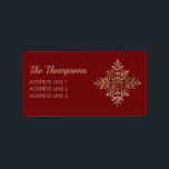 Faux Golden Foil Snowflake on Red (ej riktig olja) Adressetikett<br><div class="desc">Desteis ursprungliga utformning av en dekorativ snöflake i faux golden gult foil struktur på den röda bakgrunden färg. Det finns också två anpassningsbara textområden. OBS! Designen är en digitalt skapat image som kommer att skrivas ut på produkten.</div>